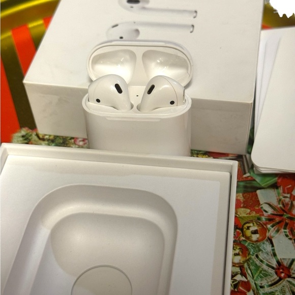 APPLE AirPods 2nd Generation w/Earphone Earbud & Wireless Charging Case w/Box - Picture 4 of 10